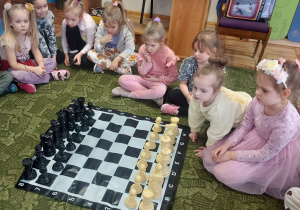 Dzieci w trakcie zajęć nauki gry w szachy