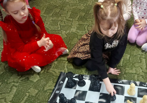 Dzieci w trakcie zajęć nauki gry w szachy