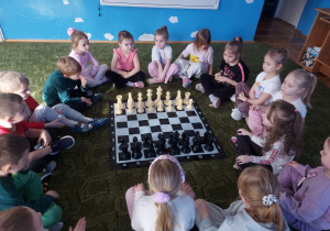 Dzieci w trakcie zajęć nauki gry w szachy