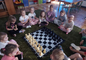 Dzieci w trakcie zajęć nauki gry w szachy