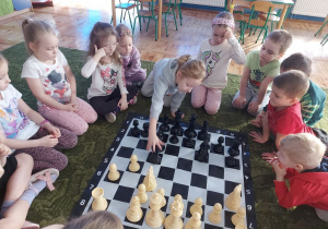 Dzieci w trakcie zajęć nauki gry w szachy