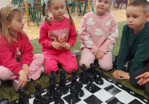 Dzieci w trakcie zajęć nauki gry w szachy