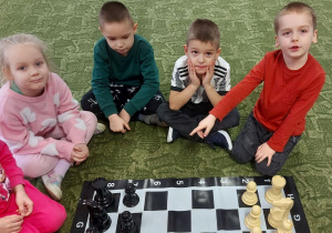 Dzieci w trakcie zajęć nauki gry w szachy