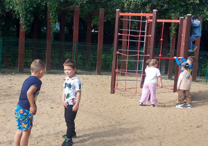 Dzieci bawią się na placu zabaw w parku