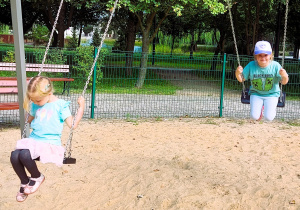 Dzieci bawią się na placu zabaw w parku