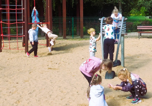 Dzieci bawią się na placu zabaw w parku