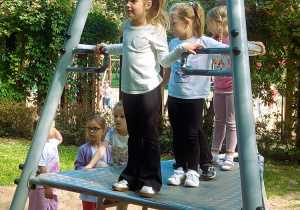 Dzieci bawią się na placu zabaw w parku