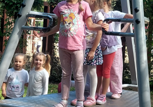 Dzieci bawią się na placu zabaw w parku