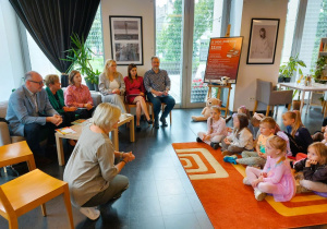 Dzieci słuchają prezentowanych wierszy w Kawiarni Literackiej