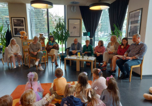 Dzieci słuchają prezentowanych wierszy w Kawiarni Literackiej