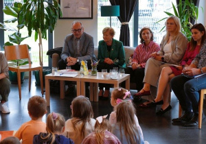 Dzieci słuchają prezentowanych wierszy w Kawiarni Literackiej