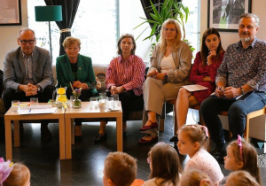 Dzieci słuchają prezentowanych wierszy w Kawiarni Literackiej