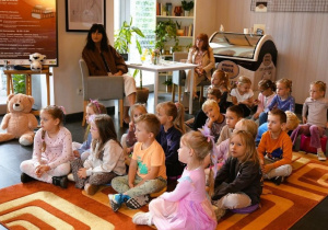 Dzieci słuchają prezentowanych wierszy w Kawiarni Literackiej