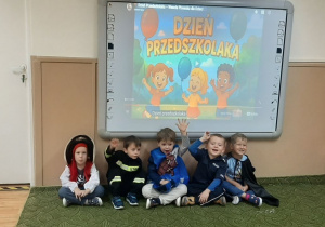 Dzieci pozują do zdjęcia