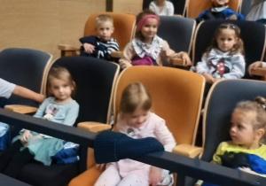 Dzieci oglądają przedstawianie teatralne