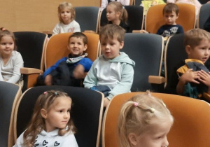 Dzieci oglądają przedstawianie teatralne