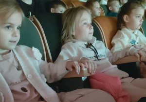 Dzieci oglądają przedstawianie teatralne