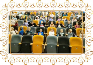 Dzieci czekają na przedstawienie teatralne "Jak Rumcajs Cypiska uratował"