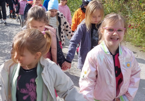 Dzieci idą leśną drogą