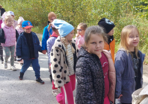 Dzieci idą leśną drogą