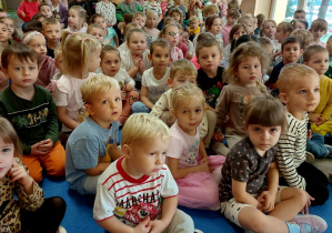 Dzieci słuchają koncertu Audycji Muzycznych