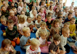Dzieci słuchają koncertu Audycji Muzycznych