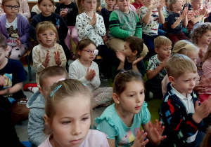 Dzieci słuchają koncertu Audycji Muzycznych
