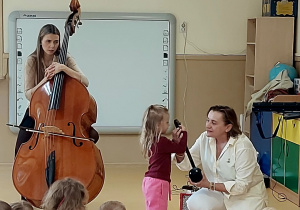 Dzieci słuchają koncertu Audycji Muzycznych