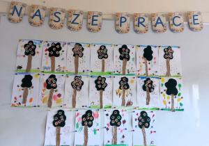 Prace plastyczne dzieci na tablicy