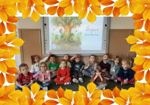 Dzieci pozują do zdjęcia grupowego