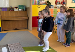 Dzieci ćwiczą prawidłowe przechodzenie przez jezdnię