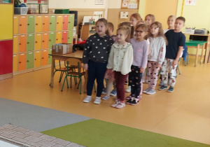Dzieci ćwiczą prawidłowe przechodzenie przez jezdnię