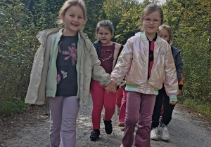 Dzieci spacerują parami