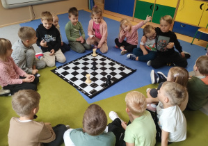 Dzieci ćwiczą grę w szachy