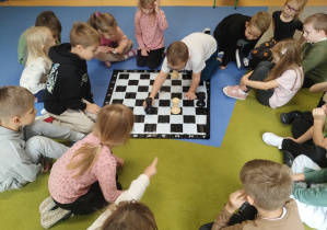 Dzieci ćwiczą grę w szachy