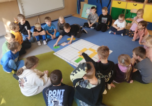 Dzieci ćwiczą grę w szachy