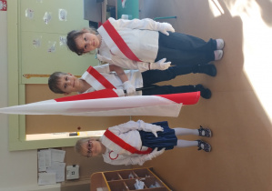 DZieci pozują do zdjęcia jako poczet z flagą