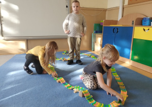 Dzieci budują z klocków