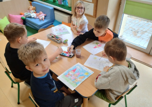 Dzieci prezentują swoje prace plastyczne