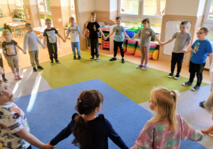 Dzieci stoją w kole