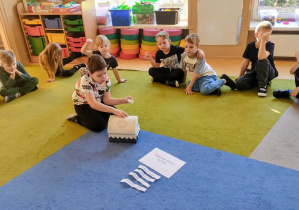 Chłopiec losuje mgiczne słowo