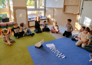 Dzieci zgłczają się do losowania