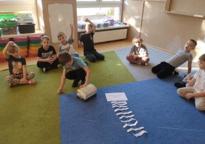 Chłopiec losuje mgiczne słowo