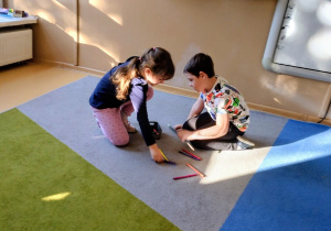 Dzieci odgrywają scenkę z pomaganiem sobie w trudnych sytuacjach