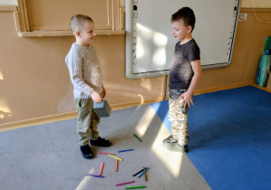 Dzieci odgrywają scenkę z pomaganiem sobie w trudnych sytuacjach
