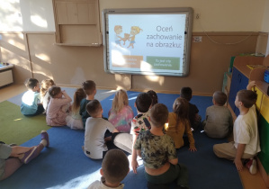 Dzieci wykonują test z wiedzy na temat dobrego zachowania