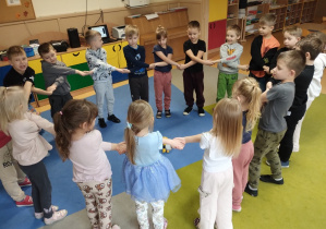 Dzieci przekazują sobie iskierkę przyjaźni