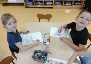 Dzieci malują farbami