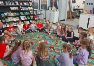 Dzieci biorą udział w zajęciach bibliotecznych