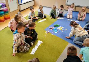 Dzieci zapoznają się z cyfrą 5